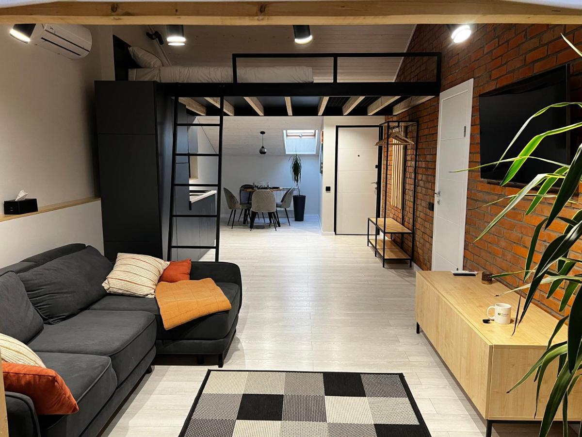 «Гори́Ще На Площі Польський Ринок» Apartman Kamjanyi Potoki Kültér fotó