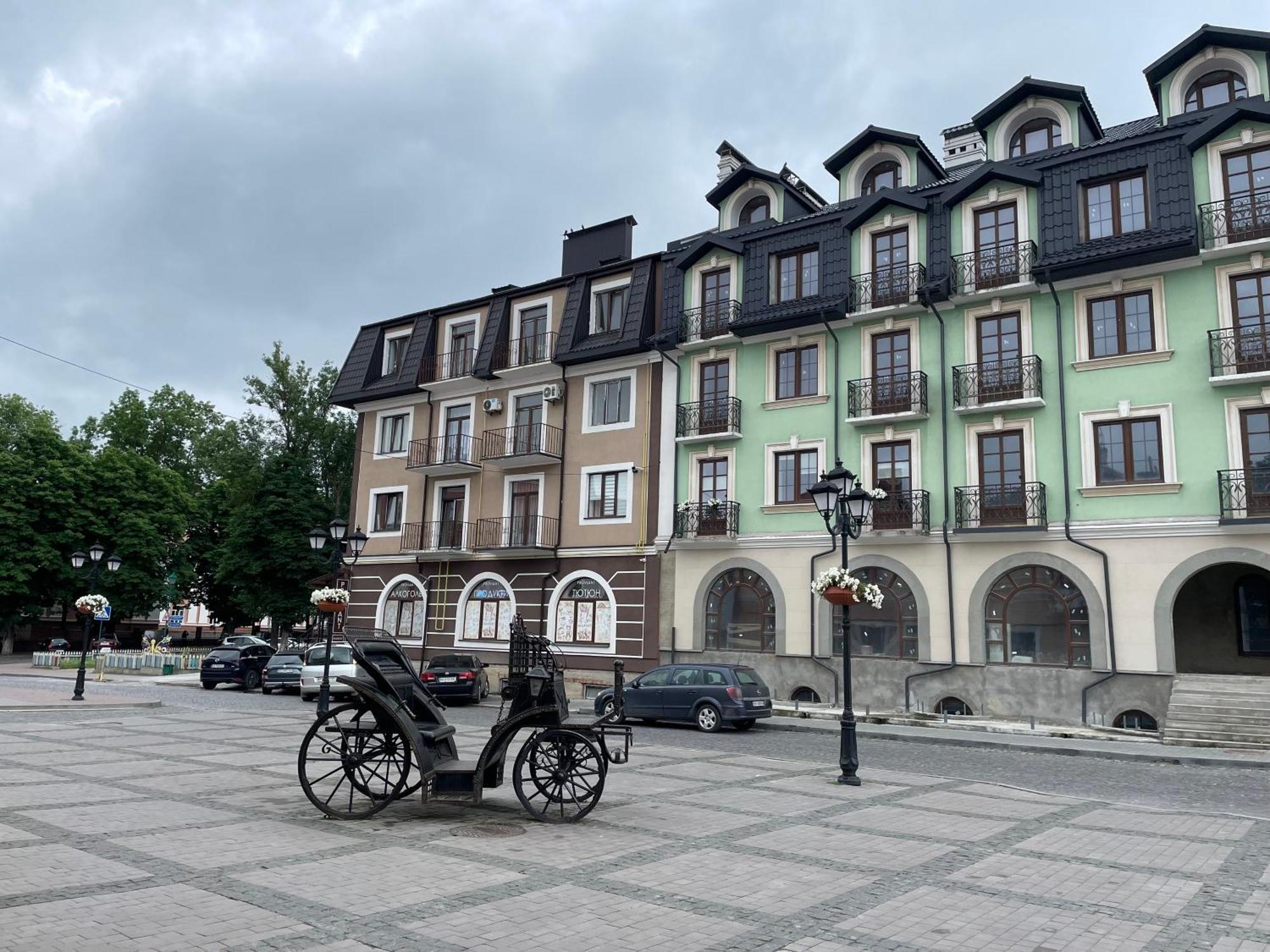 «Гори́Ще На Площі Польський Ринок» Apartman Kamjanyi Potoki Kültér fotó